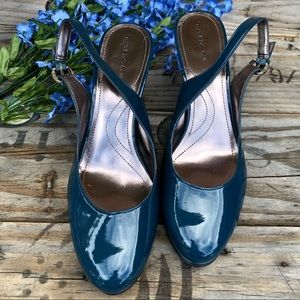 Tahari Carolyn patent slingback pumps 9 1/2